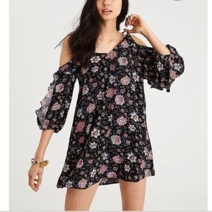 A&E cold shoulder ruffle dress w/ belt Small